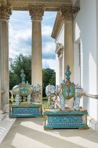 Une paire de grands éléphants chinois en émail cloisonné sur des supports, c. 1900