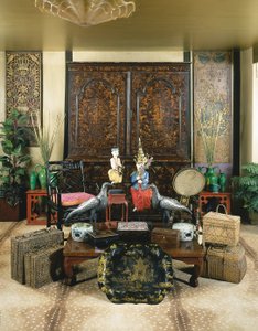 Cabinet baroque sur coffre