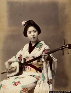 Une geisha jouant du shamisen