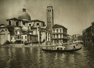 Une gondole dans le Grand Canal en face de l