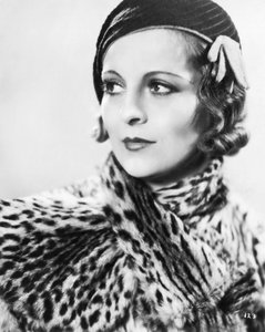 Une jeune femme élégante portant un chapeau et un manteau de fourrure, Angleterre 1933 - Unbekannt