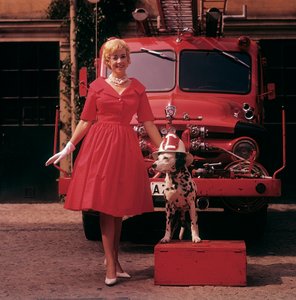 Une jeune femme en robe rouge - Unbekannter Künstler