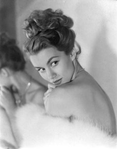 Une jeune femme regarde timidement par-dessus son épaule, vers 1948 : Clin d