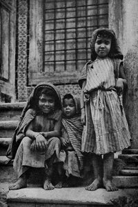 Afrique. Mendiants arabes de rue devant une mosquée à Tunis. 1920