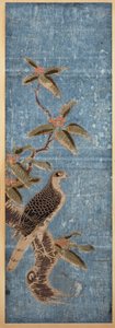 Un ishizuri-e représentant un faucon perché sur une branche de nanten, sur fond bleu