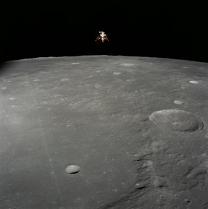 Apollo 12 module lunaire Intrepid atterrissant sur la surface de la Lune dans l