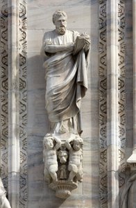 Architecture : statue de Saint Marc par Donato Carabelli (1811). Détail de la façade de la Cathédrale de Milan, Italie