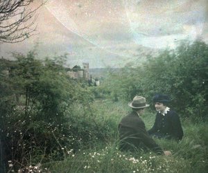 Autochrome anonyme - Touraine et ses châteaux: Le couple de C près du château, Chinon, France - Unbekannter Künstler
