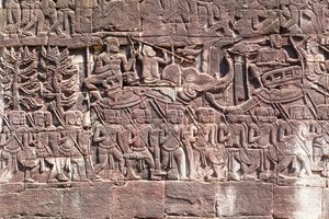 Bas-reliefs sur le côté ouest du temple Bayon représentant des soldats khmers en marche, site archéologique d