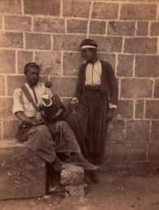 Marchands de limonade à Beyrouth. Photographie de Charles Lallemand (1826-1904) dans « Syrie, costumes, voyages et paysages ». 1865. Collection privée. - Unbekannter Künstler