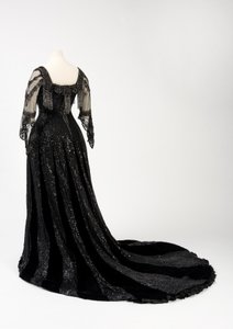 Robe de soirée noire portée par la reine Alexandra, avec décoration de perles et de sequins et incorporant la bande de nom en soie noire et lettres dorées de la reine Alexandra, fabriquée par Barolet de Knightsbridge, Londres 1908-1910
