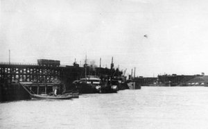 Port de Blyth, montrant plusieurs charbonniers le long des quais de Blyth avec un lancement de la Commission du port au premier plan