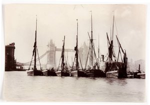 Bateaux amarrés à Tower Bridge - Unbekannt