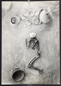 Groupe funéraire dans le cimetière du site H, Tranchée Est, Fouilles de Harappa, Mohenjo-Daro - Unbekannter Künstler