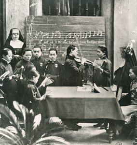 Répétition de chants de Noël dans une mission française en Chine, début du XXe siècle - Unbekannt