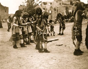 Portant les serpents 1900 (photo)