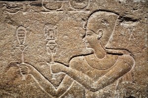 Césarion offrant des offrandes à Horus et Isis (détail)