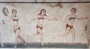 Chambre des Dix Jeunes Filles ou la mosaïque des "filles en bikini". Vue générale sur le panneau supérieur: poids, lancer de disque et course. IIIe - IVe siècle. Villa romaine du Casale, Sicile. Site UNESCO. - William M. Timlin