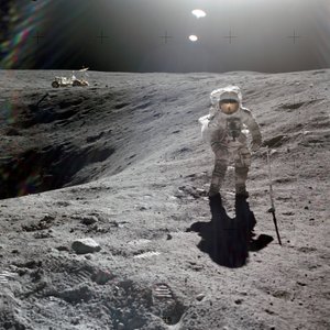 Charles M. Duke, Jr., pilote du module lunaire de la mission Apollo 16, collectant des échantillons lunaires au bord du cratère Plum, avril 1972 (photo) - Unbekannt
