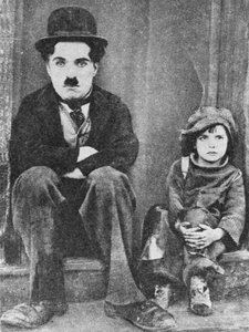 Charlie Chaplin et Jackie Coogan dans The Kid (photo n/b)