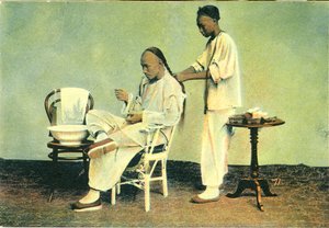 Coiffeur chinois tressant les cheveux