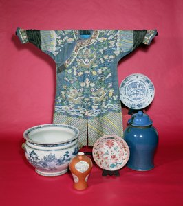 Robe de dragon chinoise et vaisselle en porcelaine