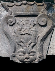 Blason en pierre, architrave de porte d