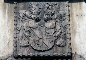 Blason sur porte en bois d