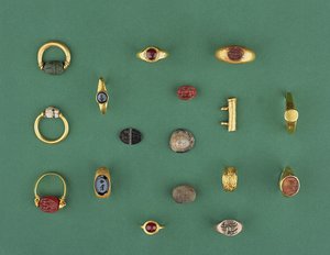 Collection de bijoux romains, étrusques et hellénistiques comprenant une bague scarabée phénicienne, un camée, des porte-amulettes et une intaille en agate, allant du 6e siècle av. J.-C. au 4e siècle apr. J.-C.