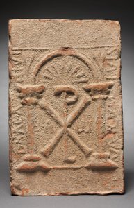Plaque de tombeau columbarium avec le monogramme du Christ, 500-800 - Unbekannt