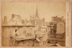 Commune de Paris : vue des ruines du Palais de Justice et de la Sainte Chapelle à Paris en mai 1871