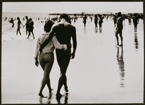 Couple marchant dans l