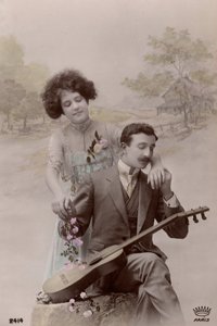 Couple avec fleurs et guitare espagnole, France, vers 1910 (carte postale) - Unbekannter Künstler