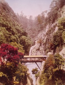 Pont couvert dans une gorge escarpée, avec des cascades en arrière-plan, Japon, vers 1890-1910 - Unbekannt