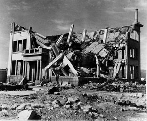 Bâtiment détruit de la Chugoku Coal Distribution Company à Hiroshima (également connu sous le nom de Hiroshima Gas Company ; Bâtiment 12), Japon, 8 novembre 1945 (photo n/b) - Unbekannt