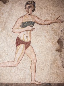 (détail) de la Chambre des Dix Jeunes Filles ou la mosaïque des « filles en bikini ». Courant. 3e - 4e siècle. Villa romaine du Casale, Sicile. Site UNESCO.