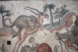 Détail de la mosaïque de la grande chasse. Un léopard attaquant une gazelle. IIIe - IVe siècle. Villa romaine du Casale, Sicile. Site UNESCO.