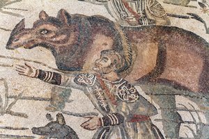 Détail de la mosaïque de la grande chasse. Un rhinocéros est conduit sur un bateau pour être transporté au port le plus proche. IIIe - IVe siècle. Villa romaine du Casale, Sicile. Site UNESCO. - William M. Timlin
