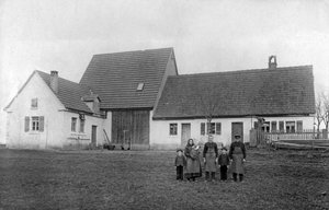 Famille de fermiers posant devant la ferme. - Unbekannt