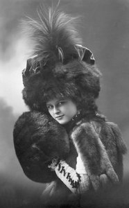Mode : une jeune femme en fourrure (manteau, chapeau à plumes et manche). Années 1920-1930 Photographie historique de mode, modèle féminin - Unbekannter Künstler