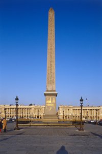 France, Paris, Obélisque de Louxor à la Place de la Concorde, obélisque égyptien dominant un bâtiment couvert de hiéroglyphes dorés. - Unbekannt