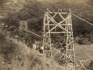 Fresno, Californie : 1890 Cette photographie de C.C. Curtis montre le pont Smith et Moore sur la rivière Kings, qui fait partie du canal construit par Hiram T. Smith et Austin D. Moore pour transporter du bois des Sierras pour leur entreprise, la Kings Riv - Unbekannt