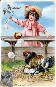 Carte de vœux de Pâques : une poule couvrant ses œufs regarde curieusement les bulles de savon faites par une petite fille - Carte postale datée de 1900-1909 - Unbekannt