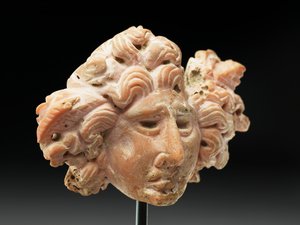 Tête de Méduse, de Bactriane ou Gandhara, IIe-Ier siècle av. J.-C. (corail rose)