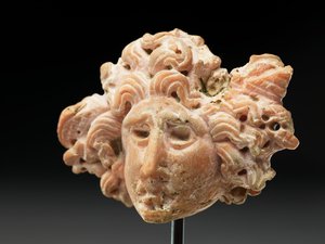 Tête de Méduse, de Bactriane ou Gandhara, IIe-Ier siècle av. J.-C. (corail rose)