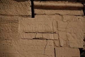 Hiéroglyphes sur pierre, Karnak, Louxor, Égypte (photo)