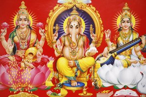 Déesse hindoue Laxmi, dieu Ganesh et déesse Saraswati (de gauche à droite), Inde