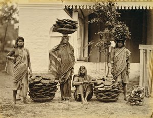 Femmes paysannes indiennes avec des paniers de galettes de bouse et de bois d