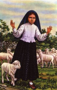 Jacinta, qui a vu la Vierge Marie à Fatima en 1917, vers 1920-1930 (carte postale)