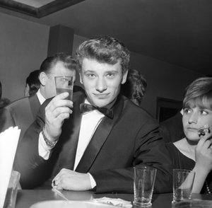 Johnny Hallyday prenant un cocktail au bar, Cortina d